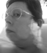 Gros pansement sur l'oreille et le cou (lipome)